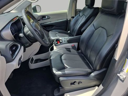Used 2023 Chrysler Pacifica Touring-L FWD image 18