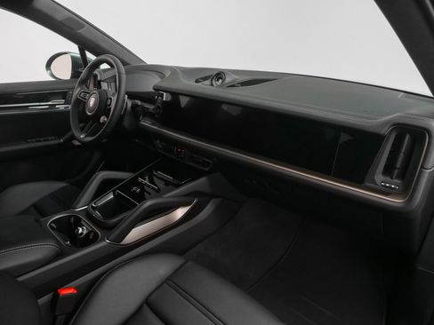 New 2025 Porsche Cayenne Turbo image 31