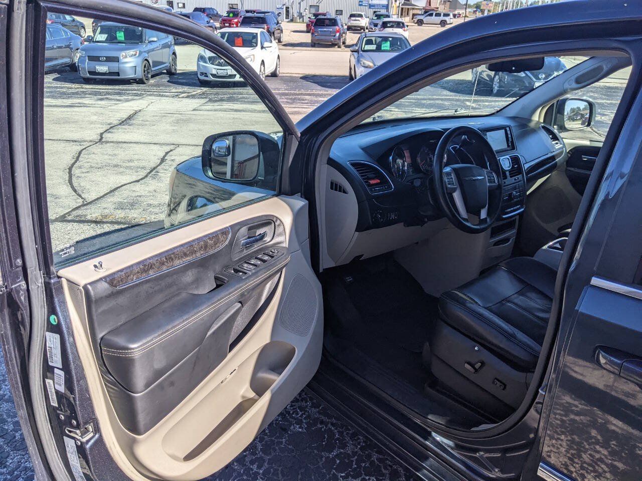 Used 2014 Chrysler Town & Country Touring FWD image 9
