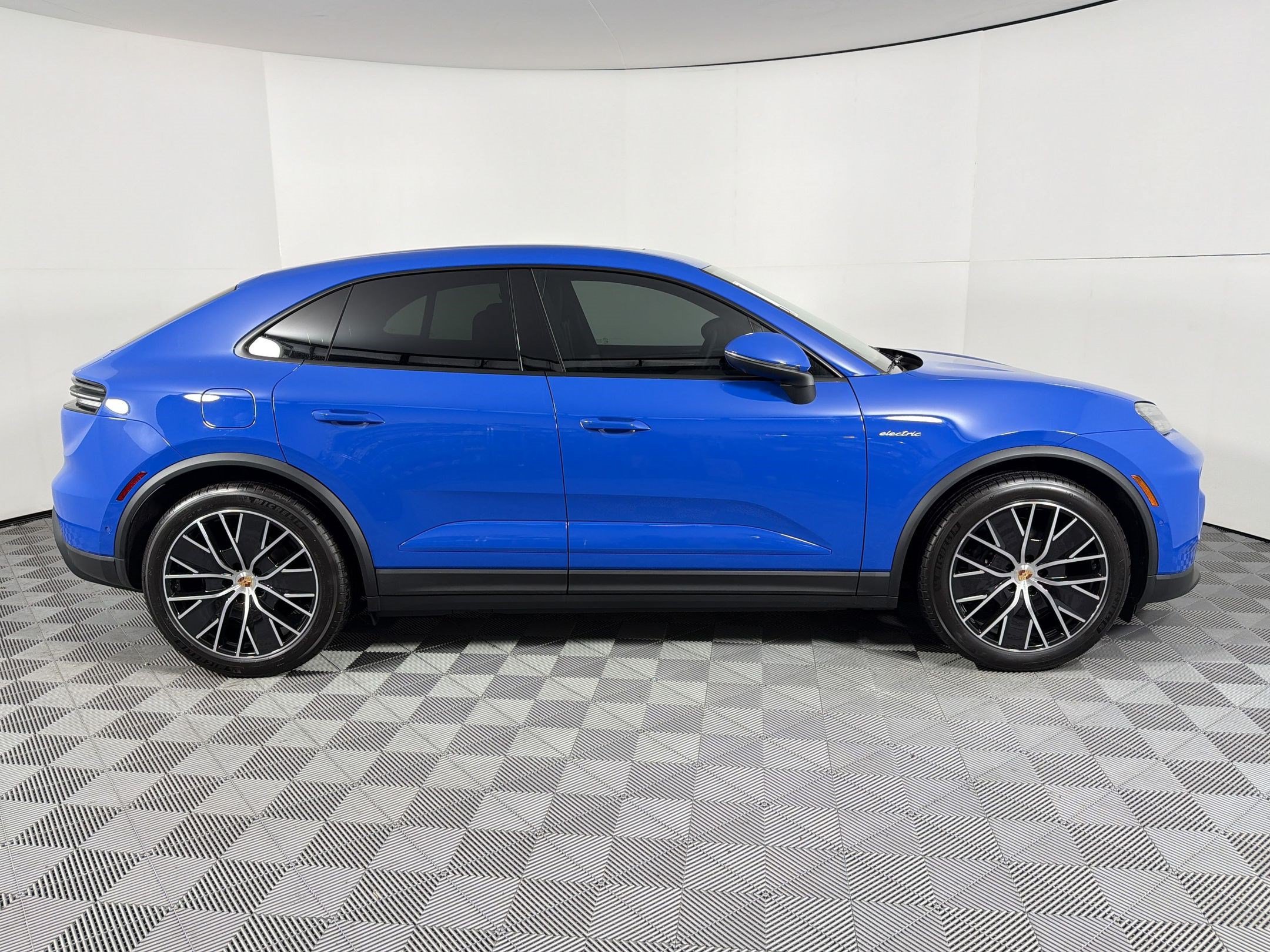 Used 2026 Porsche Macan Electric RWD image 8