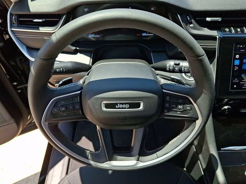 Used 2023 Jeep Grand Cherokee Laredo w/ Luxury Tech Group I AWD/4WD image 18