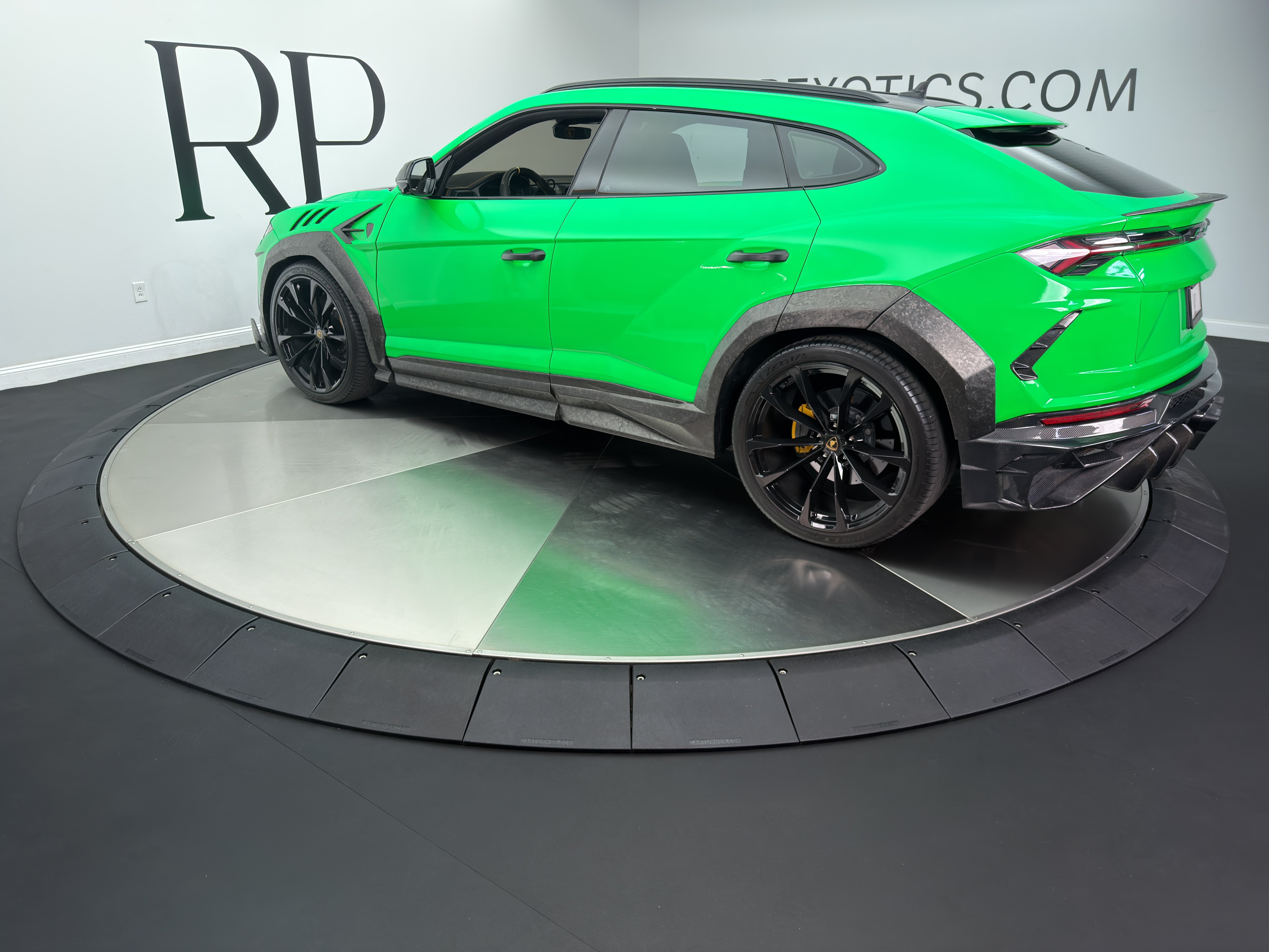 Used 2022 Lamborghini Urus AWD/4WD image 3