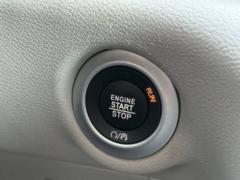 Certified 2024 Chrysler Pacifica Touring-L FWD image 13