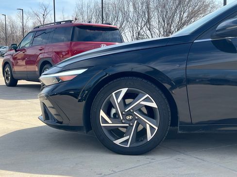 Used 2025 Hyundai Elantra Limited image 8