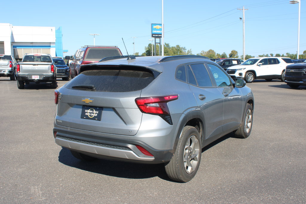 Used 2025 Chevrolet Trax LT FWD image 9