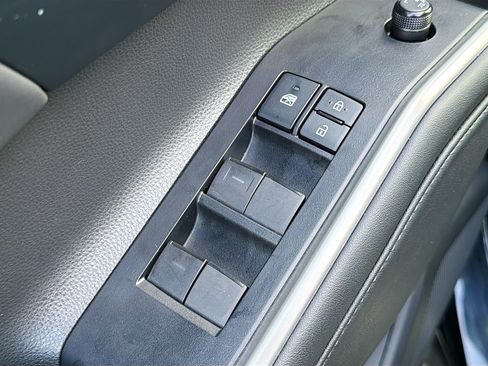 Used 2022 Toyota Highlander XLE AWD/4WD image 9