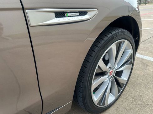 Used 2017 Jaguar F-PACE R-Sport image 8