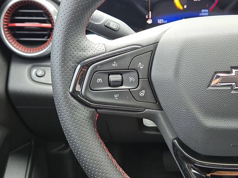 Used 2025 Chevrolet Trax RS w/ Sunroof Package FWD image 21