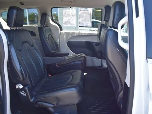 Used 2020 Chrysler Pacifica Touring-L FWD image 41