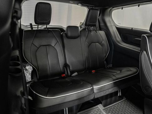 New 2026 Chrysler Pacifica Limited image 36