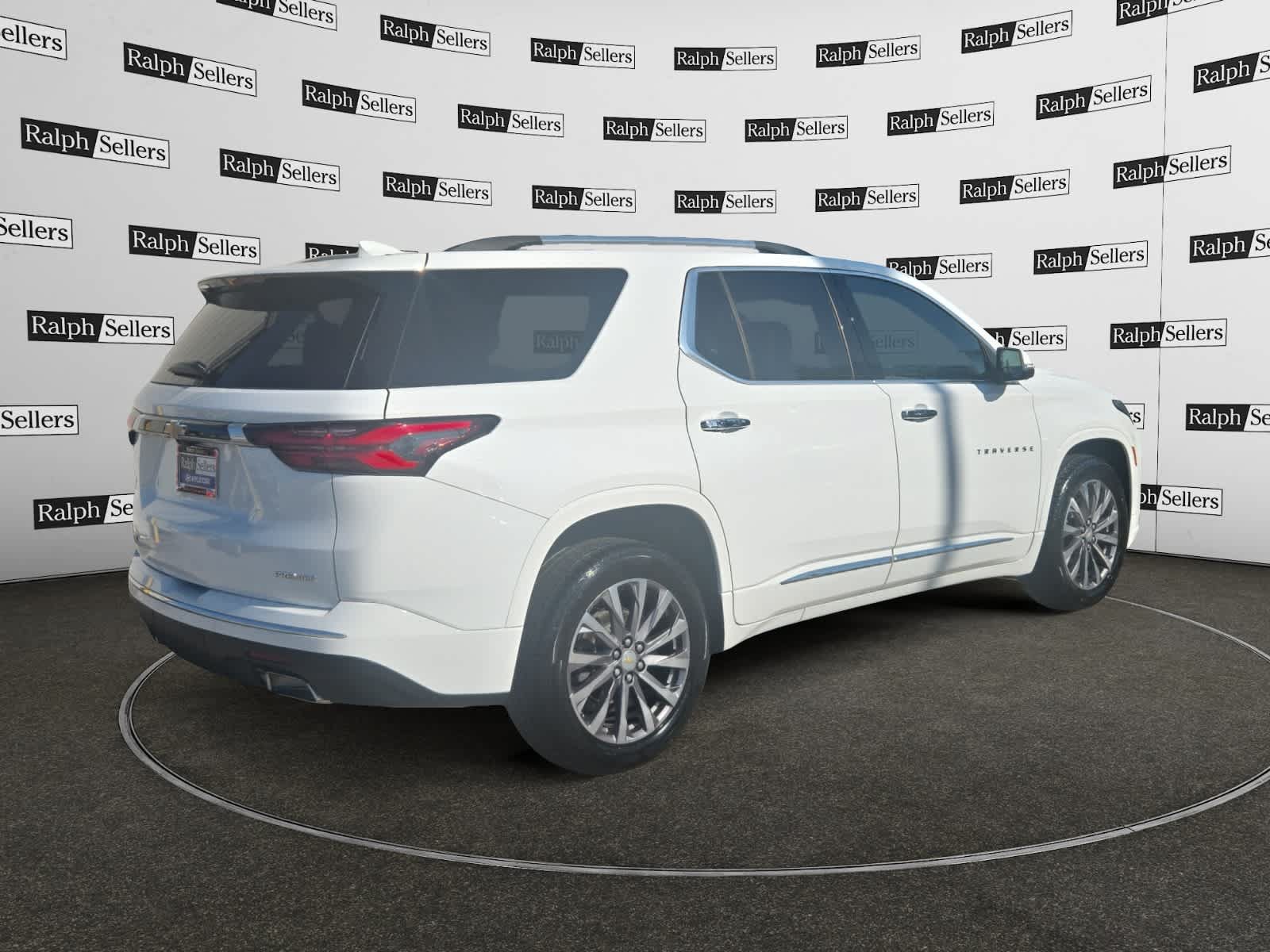 Used 2023 Chevrolet Traverse Premier FWD image 6