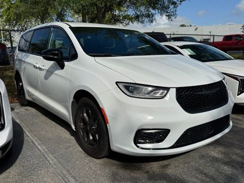 Used 2024 Chrysler Pacifica Select image 9