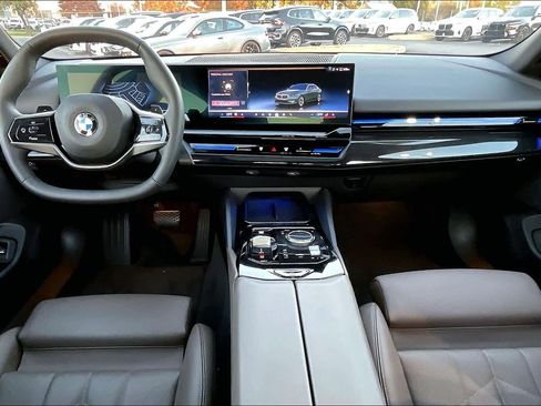 Used 2024 BMW 530i w/ Convenience Package image 18