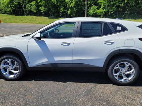 New 2026 Chevrolet Trax LS w/ LS Convenience Package FWD image 6