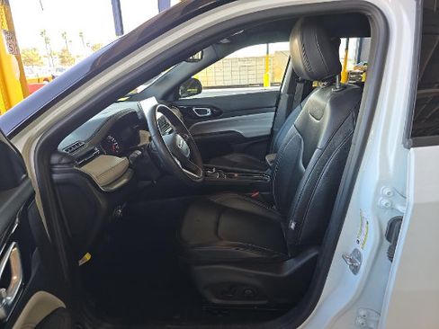 Used 2025 Jeep Compass Limited AWD/4WD image 5