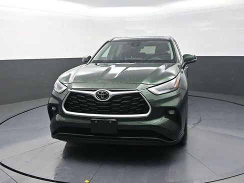 Used 2025 Toyota Highlander XLE AWD/4WD image 2