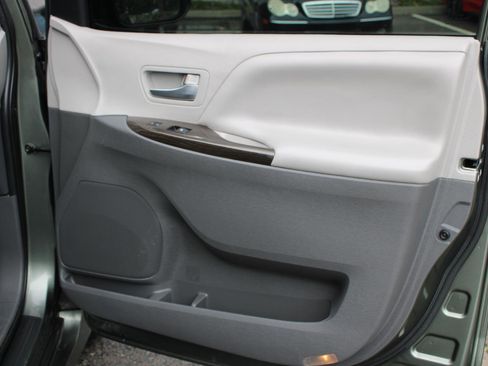 Used 2020 Toyota Sienna XLE w/ XLE Navigation Package image 39