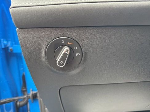 Certified 2025 Volkswagen Taos SE image 11