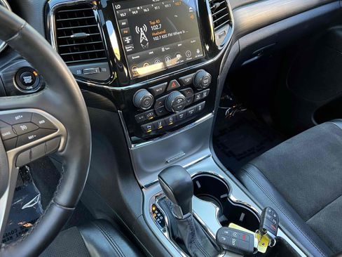 Used 2021 Jeep Grand Cherokee Laredo X image 38