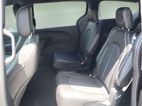 New 2027 Chrysler Pacifica Select FWD image 14