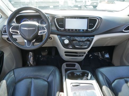 Used 2022 Chrysler Pacifica Touring-L image 13