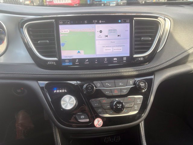 Used 2025 Chrysler Pacifica Limited FWD image 24