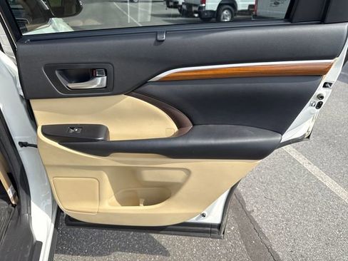 Used 2018 Toyota Highlander Limited image 16
