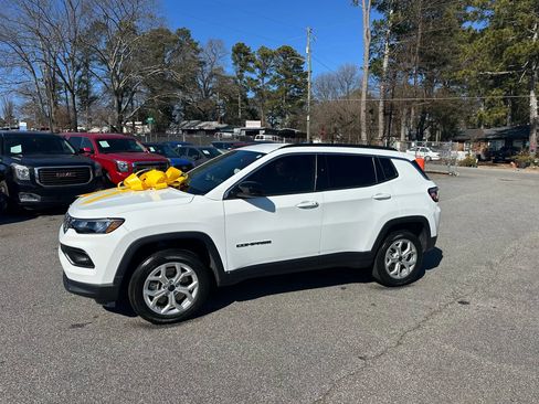 Used 2025 Jeep Compass Latitude image 4