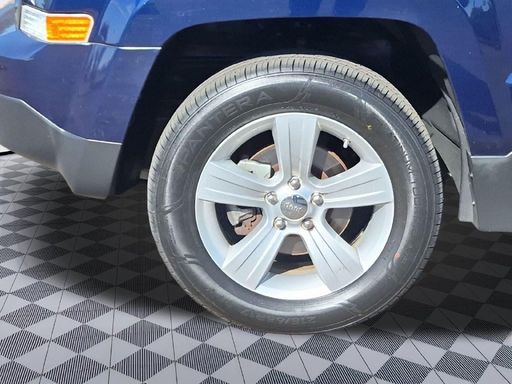 Used 2012 Jeep Patriot Latitude w/ Sun/Sound Group AWD/4WD image 28