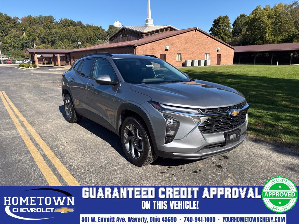 Used 2025 Chevrolet Trax LT FWD image 1