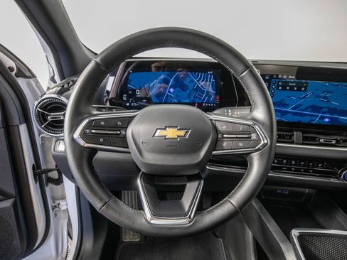Used 2025 Chevrolet Equinox LT FWD image 17