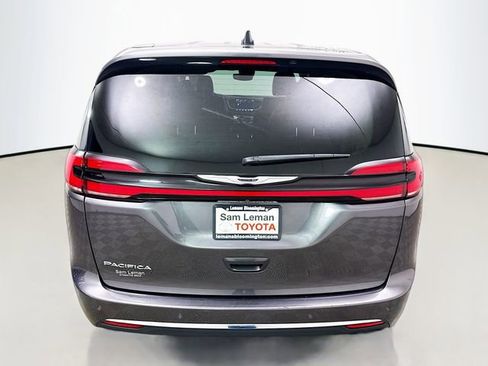 Used 2023 Chrysler Pacifica Touring-L image 6