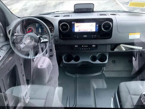 Used 2025 Mercedes-Benz Sprinter 2500 image 16