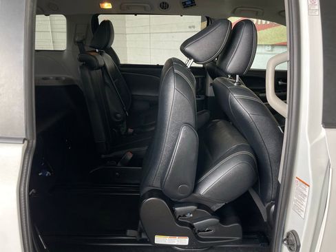Used 2017 Toyota Sienna SE w/ Cargo Management Package image 17