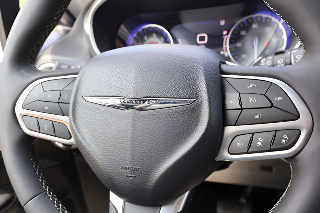 Used 2025 Chrysler Pacifica Select FWD image 24