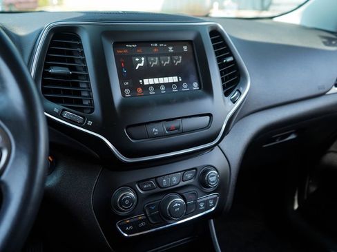 Used 2019 Jeep Cherokee Latitude Plus FWD image 8
