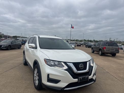 Used 2020 Nissan Rogue SV image 2
