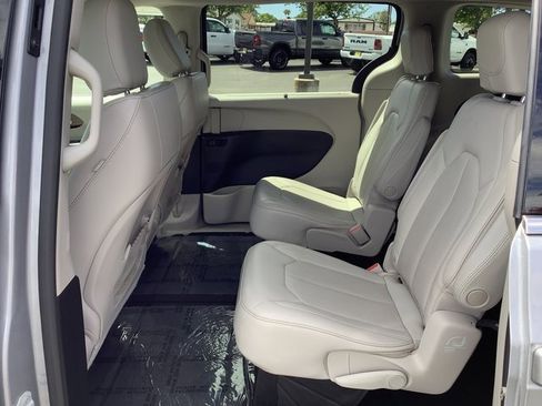 Used 2021 Chrysler Voyager Lxi image 24