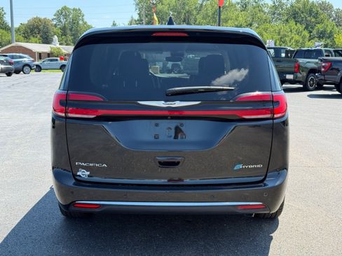 Used 2023 Chrysler Pacifica Touring-L FWD image 7