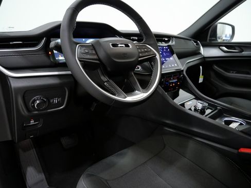 New 2025 Jeep Grand Cherokee 4WD image 12