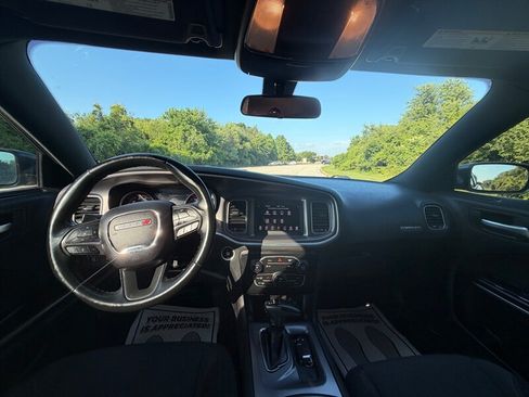 Used 2019 Dodge Charger SXT RWD image 9