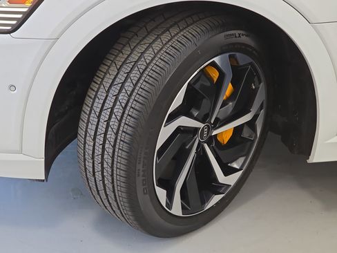 Used 2022 Audi e-tron Premium Plus w/ Premium Plus Package image 33
