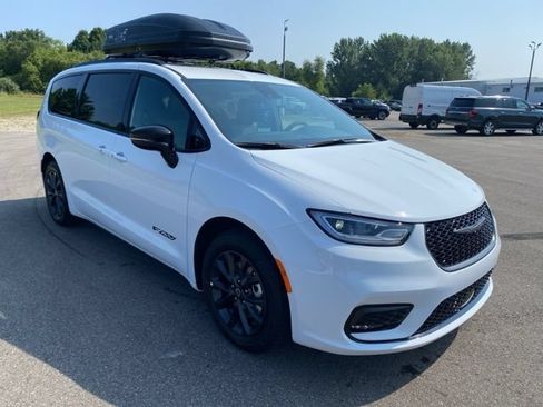New 2025 Chrysler Pacifica Select w/ Fav Edition Package FWD image 7