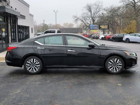 Used 2024 Nissan Altima 2.5 SV image 8