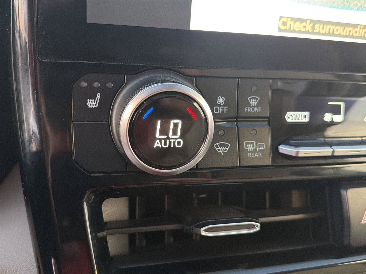 Used 2023 Toyota Highlander XLE FWD image 27