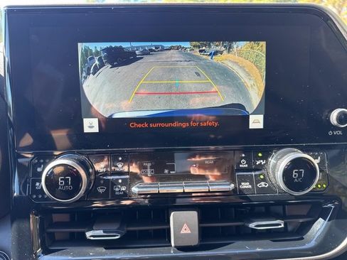 Used 2023 Toyota Highlander L image 19