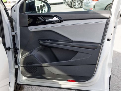 Used 2024 Volkswagen Taos SE image 9