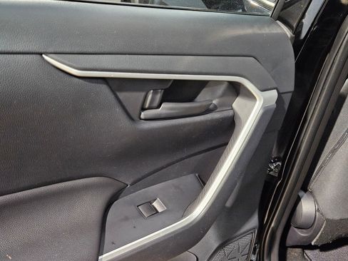 Used 2019 Toyota RAV4 LE image 33