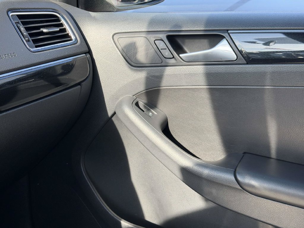 Used 2015 Volkswagen Jetta Sport FWD image 40