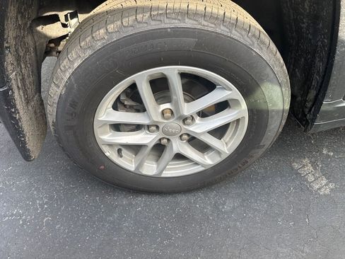 Used 2025 Jeep Grand Cherokee Laredo X w/ Luxury Tech Group I AWD/4WD image 4